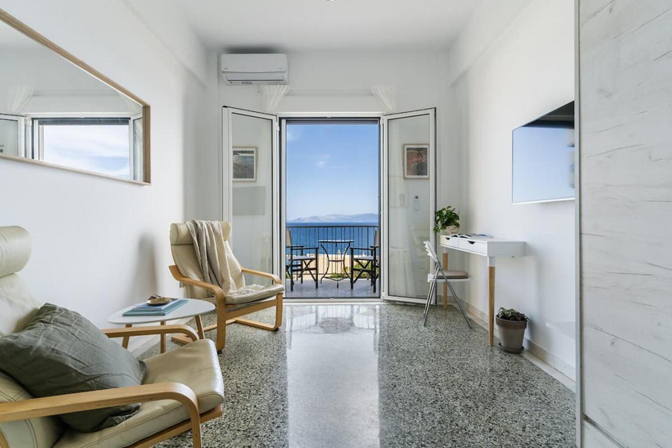 On The Port Apartment Rafina  Bagian luar foto
