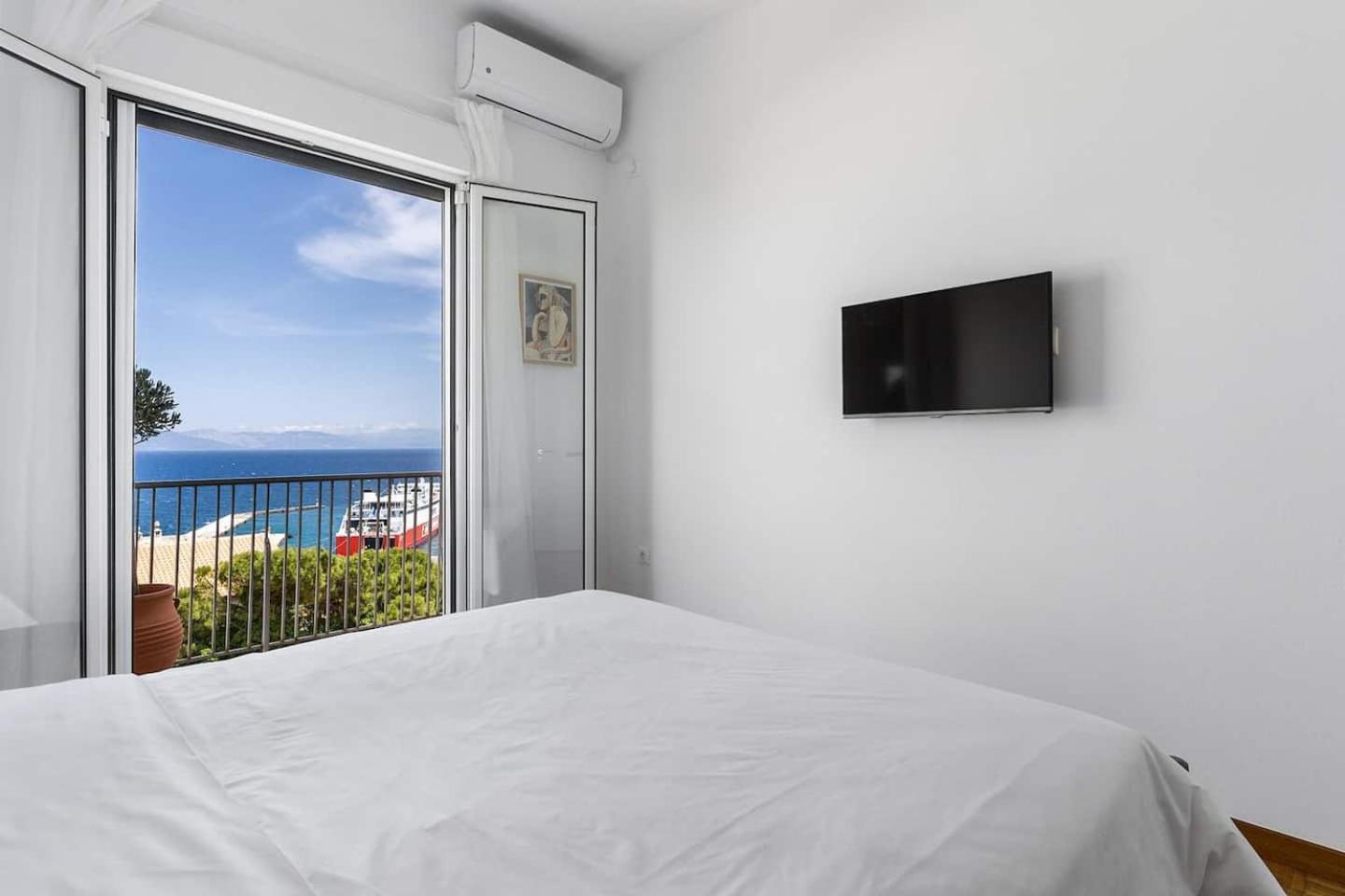 On The Port Apartment Rafina  Bagian luar foto