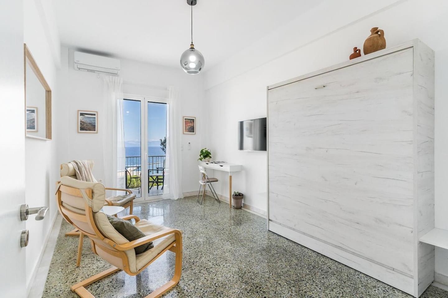 On The Port Apartment Rafina  Bagian luar foto