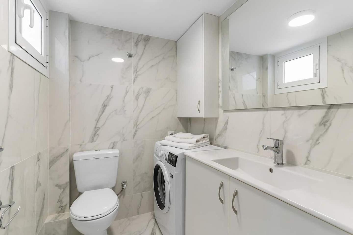On The Port Apartment Rafina  Bagian luar foto