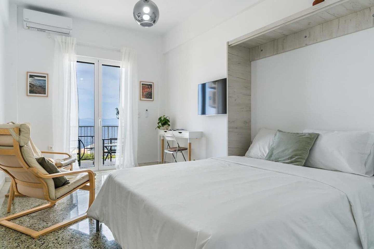On The Port Apartment Rafina  Bagian luar foto