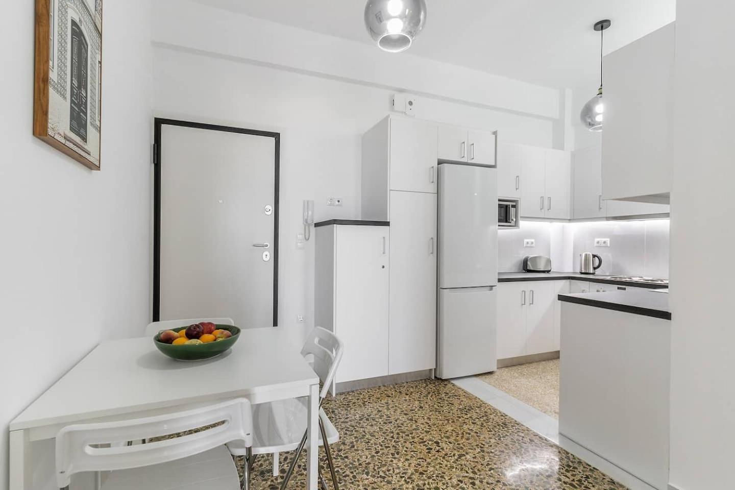 On The Port Apartment Rafina  Bagian luar foto