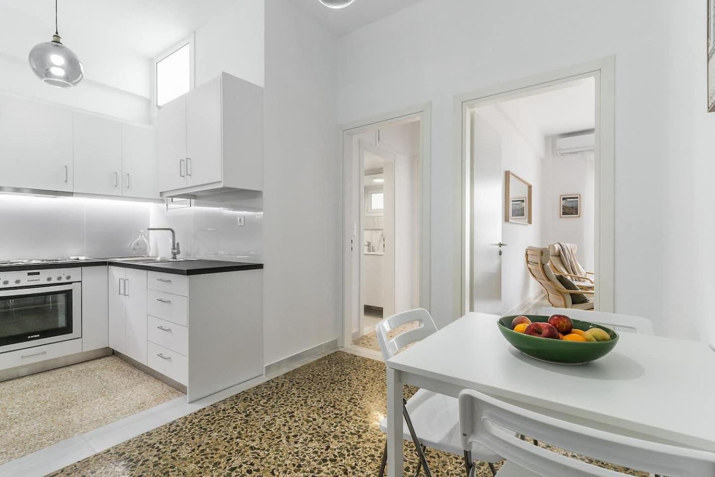 On The Port Apartment Rafina  Bagian luar foto