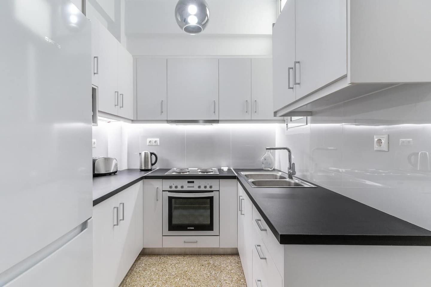 On The Port Apartment Rafina  Bagian luar foto