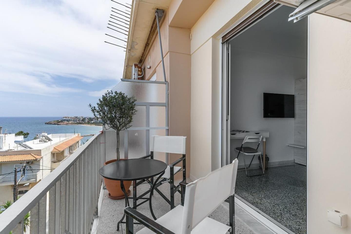 On The Port Apartment Rafina  Bagian luar foto