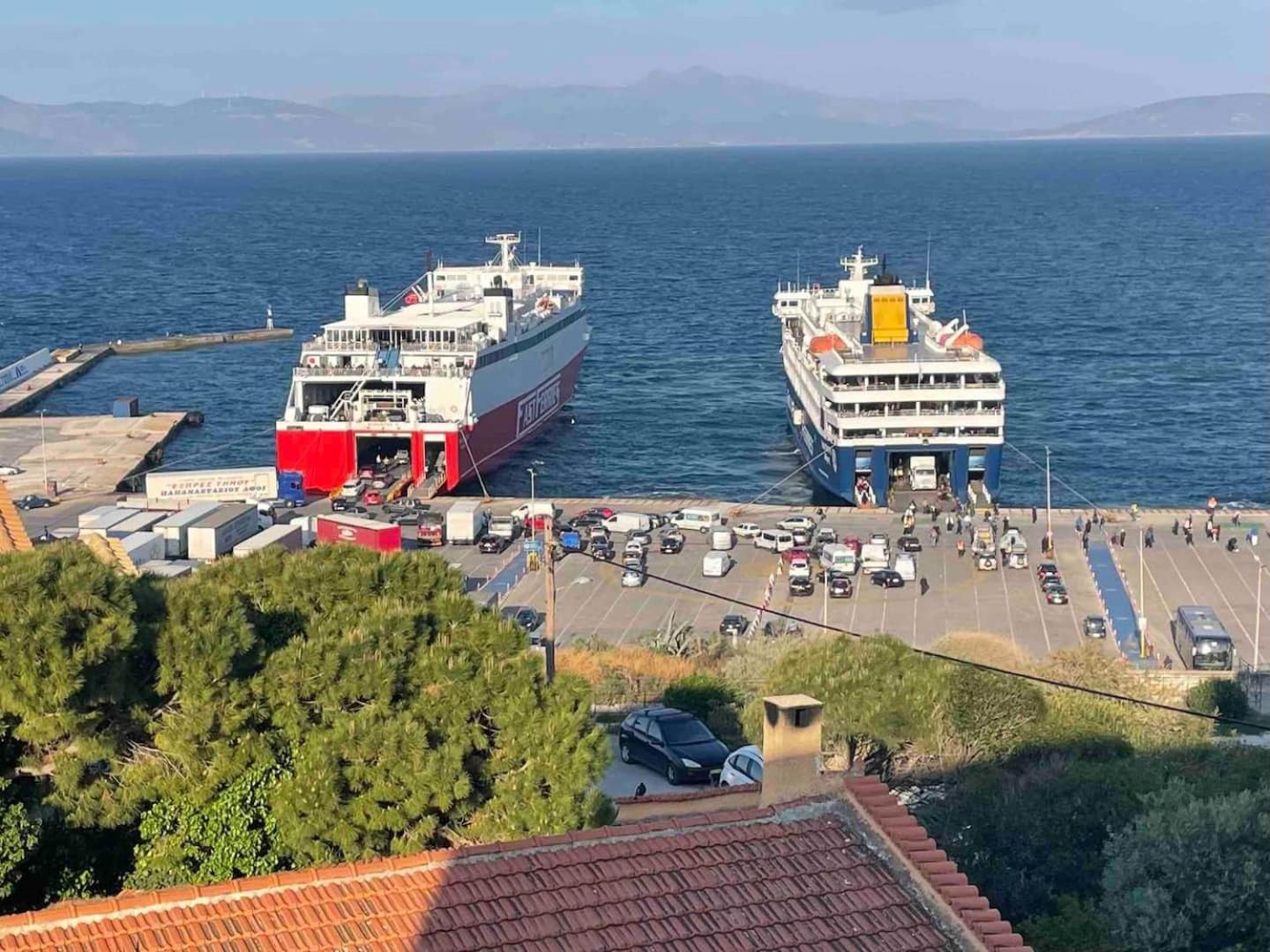 On The Port Apartment Rafina  Bagian luar foto